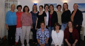 Glückliche-Absolventen-und-Dozenten-nach-Abschluß-des-1.-Ausbildung.jpg